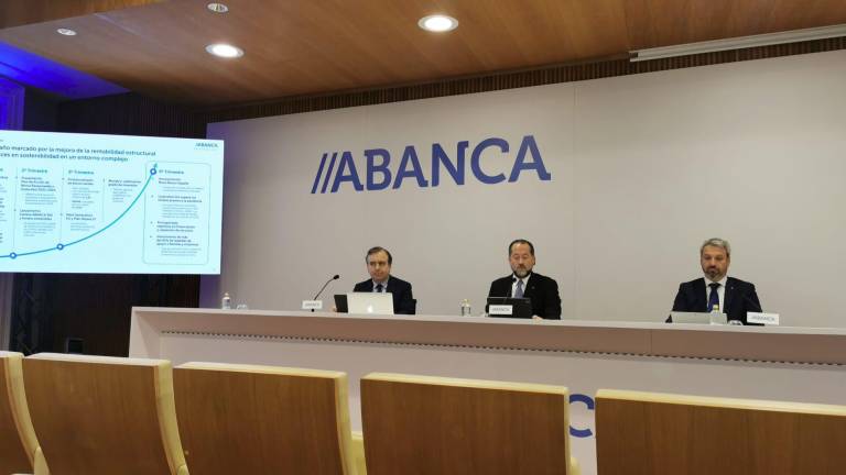 Francisco Botas, izquierda, Juan Carlos Escotet y Alberto de Francisco Gisasola, durante la presentación de los resultados de Abanca Foto: S.R.