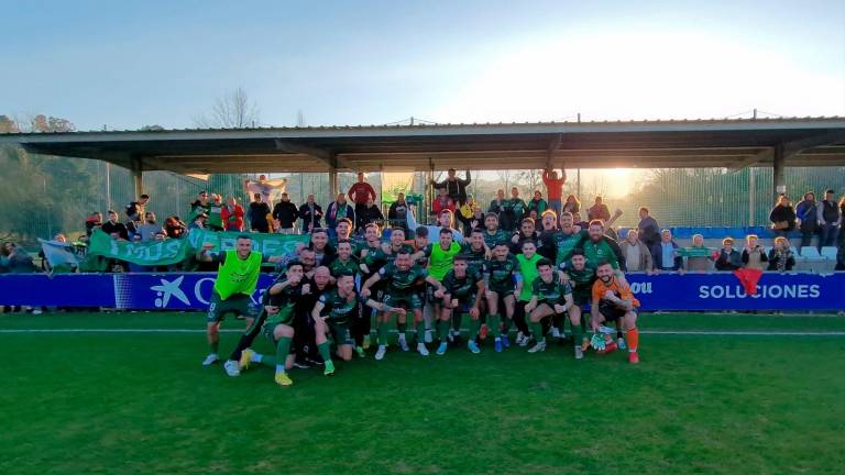 Los jugadores del Arenteiro celebrando la victoria en su visita a Oviedo. Foto: CDA