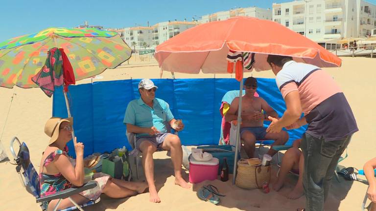 Varios veraneantes disfrutando de un día de playa en los arenales de Barbate. Foto: RTVE