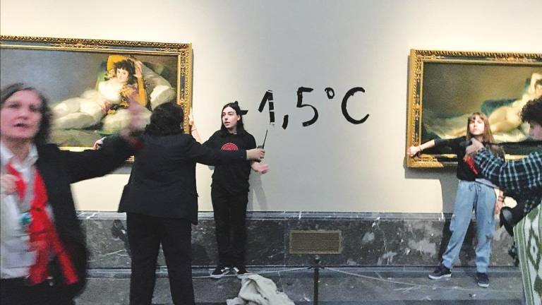 arte y cambio climático. Dos activistas ecologistas se pegan a los marcos de los cuadros de ‘Las Majas’ de Goya en el Museo del Prado . Foto: E. Press