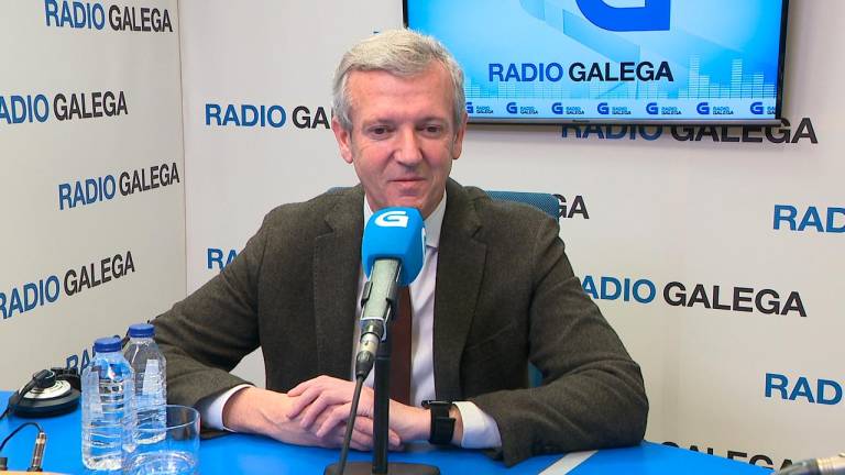 entrevista. El presidente Alfonso Rueda, este domingo en la Radio Galega. Foto: R.G.