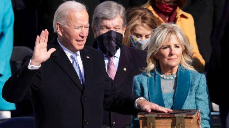 Biden prestó juramento junto a su esposa Jill Biden con una Biblia que lleva generaciones en su familia. (Fuente, bbc.com)