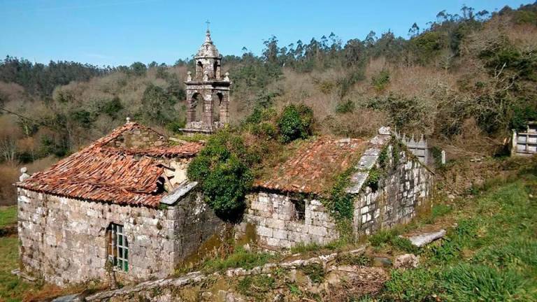 RUINAS. Estado de abandono que presenta a igrexa de Santa Baia de Chacín, en Mazaricos. Foto: Carmen Toba 