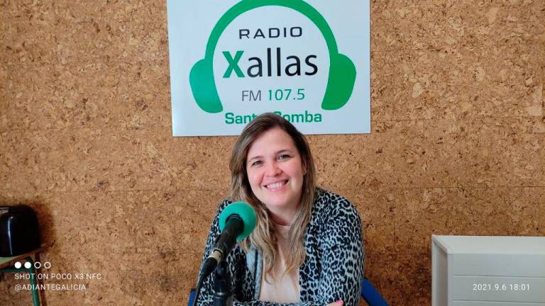 Verónica Arán durante su visita a los estudios de Radio Xallas, en Santa Comba.