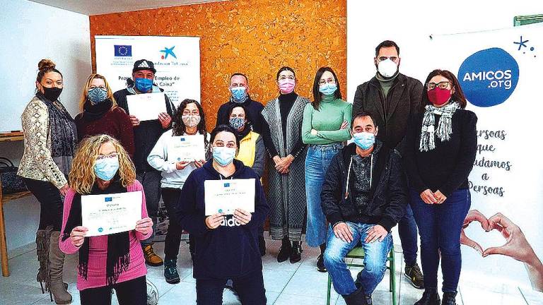 DIPLOMAS. Participantes en el curso de recepcionista-bedel, con sus diplomas. Foto: Amicos