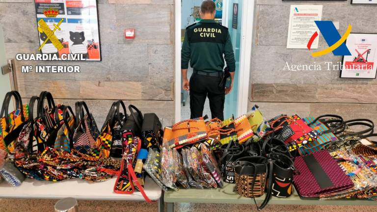 Piezas de marroquinería halladas en el interior de las maletas revisadas. Foto: Guardia Civil.