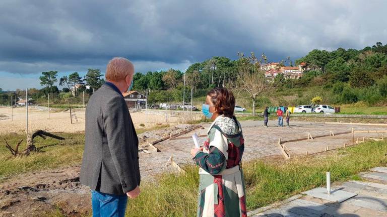 El alcalde, Lois Piñeiro, y la edil Estefanía Ramos, supervisando el inicio de las obras del parque de A Lombiña. Foto: C.P.