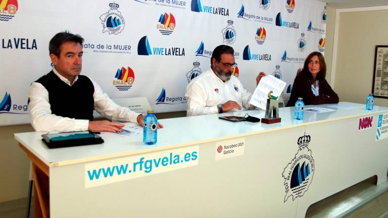 PRESENTACIÓN Pedro de Luaces de la Herrán, izquierda, Manuel Villaverde y Viviana García, en Bouzas. Foto: FGV