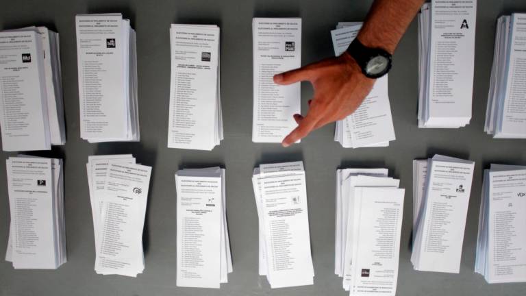 Papeletas de las formaciones en las elecciones de julio. Foto EFE/Cabalar
