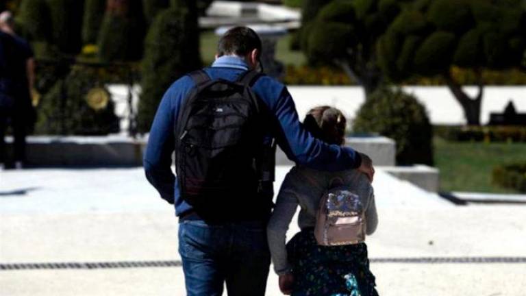 Padre junto a su hija a la salida del colegio. Foto: Óscar Cañas / E.P.