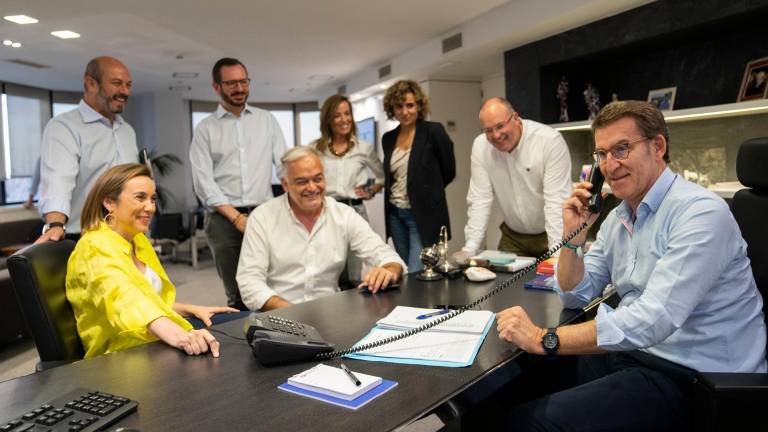 EN GÉNOVA. Feijóo, con su equipo, felicitando a Moreno desde su despacho en Madrid. Foto: David Mudarra