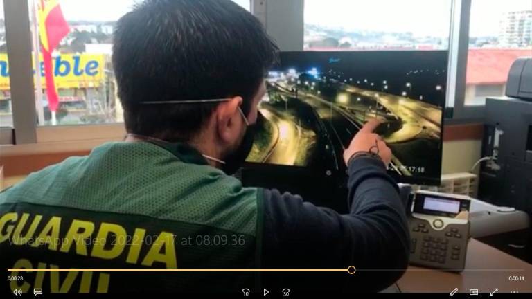 Un Guardia Civil muestra el vídeo ewn el que se ve el coche que va en sentido contrario / GC