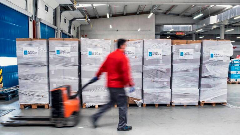 Un operario transporta parte de las dos millones de mascarillas en el almacén del Sergas en Negreira llegadas a finales de marzo de China gracias a la logística de Inditex. Foto: Efe/X.G.