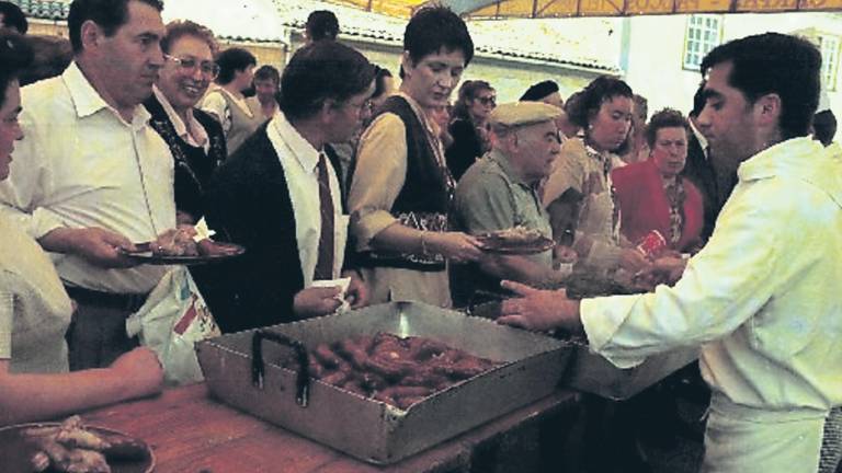 gran tradición. Vecinos de San Lázaro celebrando la festa da uña en 1995, año en el que Suso Moure fue el ‘pregonero’. Foto: Manolo Blanco