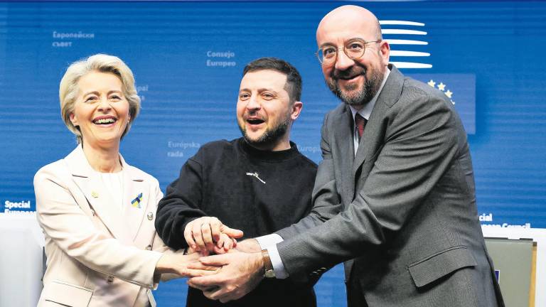 Ursula Von der Leyen, Volodimir Zelenski y Charles Michel ayer en el Parlamento Europeo. Foto: Yves Herman 