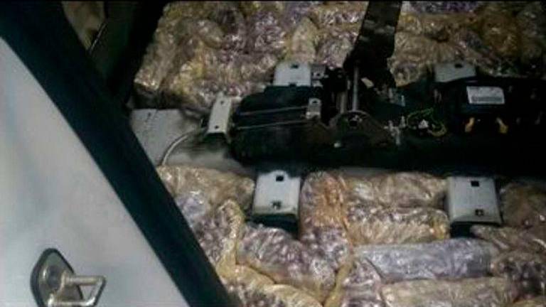 Imagen parcial de la droga escondida en los fondos de la furgoneta interceptada en Portugal en una operación por la que cinco vecinos de Vigo y Redondela se enfrentan a una petición de más de 27 años de prisión. Foto: Policía Nacional