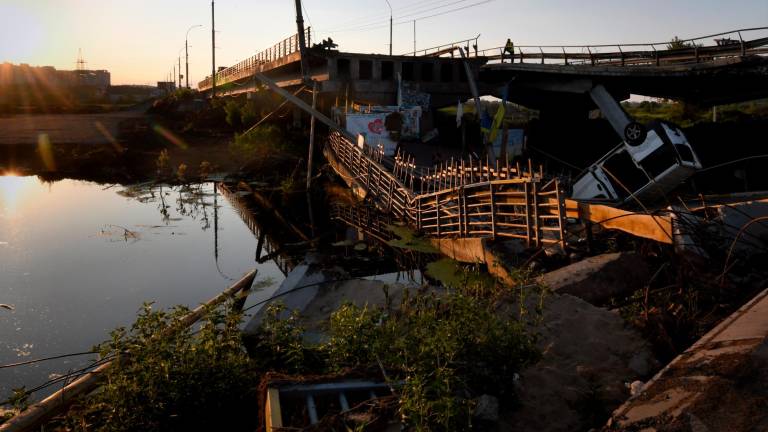 12 de junio de 2022, Irpin, Ucrania: El puente de Irpin se ha convertido en un sitio conmemorativo para quienes murieron durante la invasión rusa en todo el país mientras la gente visitaba Irpin, Ucrania el 12 de junio de 2022. FOTO: Carol Guzy / Zuma Press / ContactoPhoto 06/12/2022