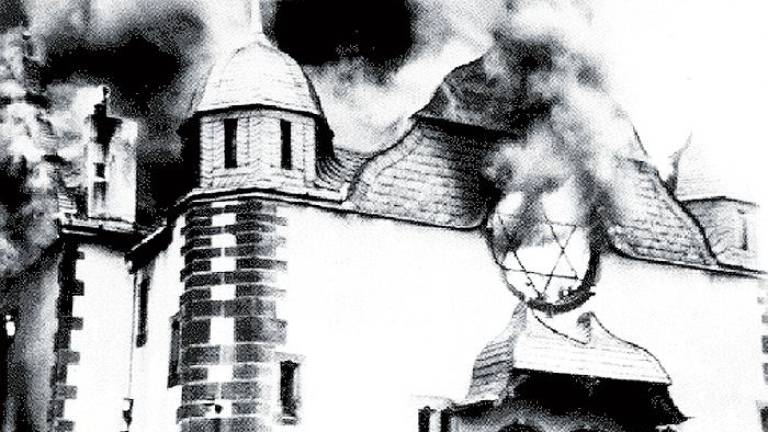 Sinagoga incendiada en la Noche de los cristales rotos.