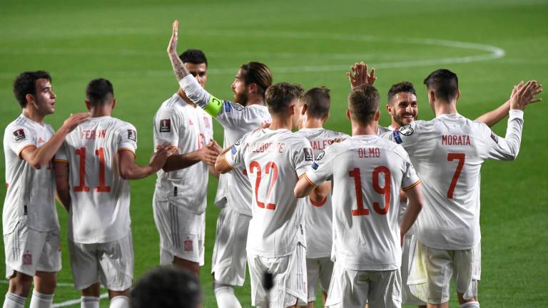 Los jugadores de la selección española celebran el primer gol frente a Grecia en el Nuevo Los Cármenes. Foto: M.A. Molina