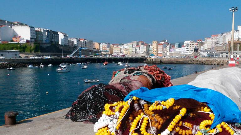 El cuerpo de la mujer hallada en el mar fue trasladado al puerto de Malpica. Foto: J. M.