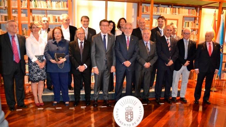 Homenaje en el Parlamento de Galicia a la Comisión dos 16, algunos de sus miembros en la foto.
