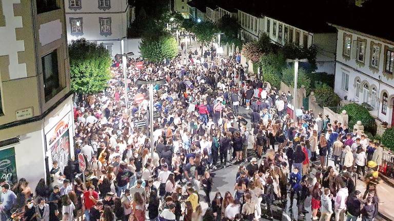 Centos de mozos nas inmediacións dunha discoteca en Santiago a pasada semana