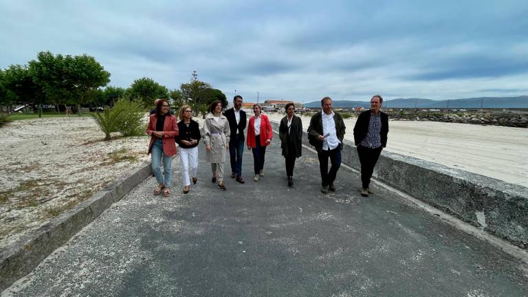 O alcalde sonense, centro, xunto a Vázquez e Quintana, a ambos lados, durante a visita que realizaron á zona de actuación. Foto: Xunta de Galicia