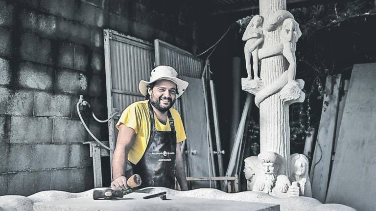 impulso turístico. Santiago Domínguez en su taller, Besada Escultura, donde realiza el cruceiro que se inaugurará en Miami. Foto: Gallego 