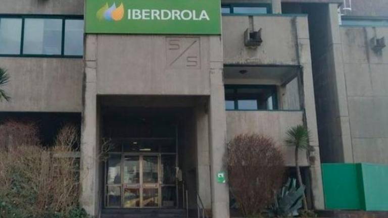 Vista exterior de la sede de Iberdrola en A Rúa, Ourense, donde trabajan unas cuarenta personas. Foto: G. I.