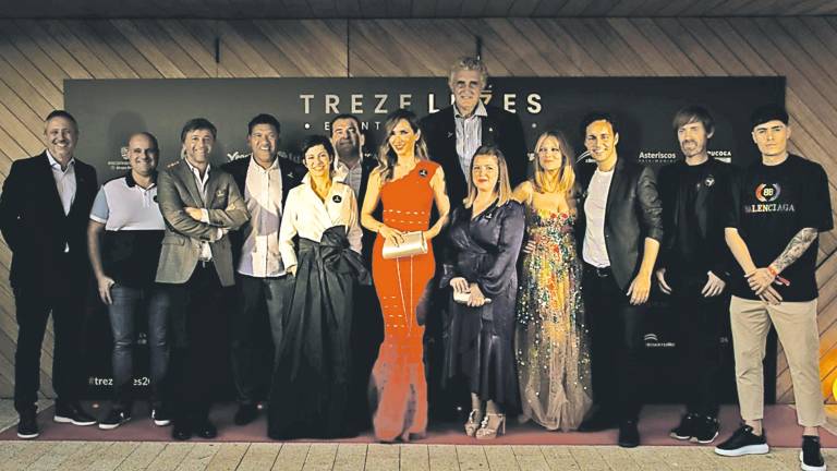 Fernando Romay y Paloma Lago, en el centro de la foto, ya fueron embajadores de Trezeluzes en 2019. Foto: ECG