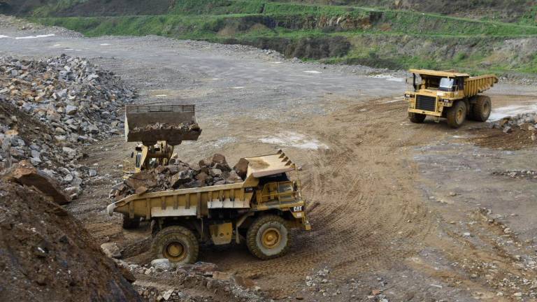 Maquinaria pesada trabajando en la explotación de cobre de la mina ubicada en los municipios de Touro y O Pino. Foto: Puri Sangiao