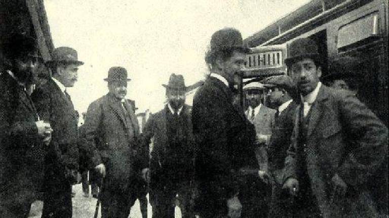 CULTURA. Fotografía tomada en 1909 de la Exposición Regional, donde Pais Lapido se encuentra acompañado de otras grandes figuras. Foto: ECG