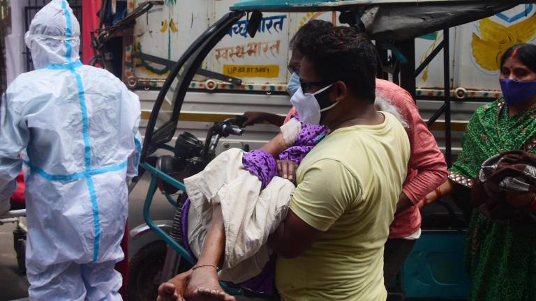 Un hombre traslada a una mujer enferma de COVID a la espera de que pueda ser ingresada en un hospital de India. Prabhat Kumar Verma/ZUMA Wire/EUROPA PRESS