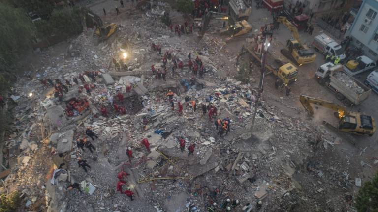 Izmir (Turquía), 31/10/2020.- Imagen de las tareas de rescate de las víctimas sepultadas por el terremoto, en Izmir (Turquía). EFE/EPA/ERDEM SAHIN