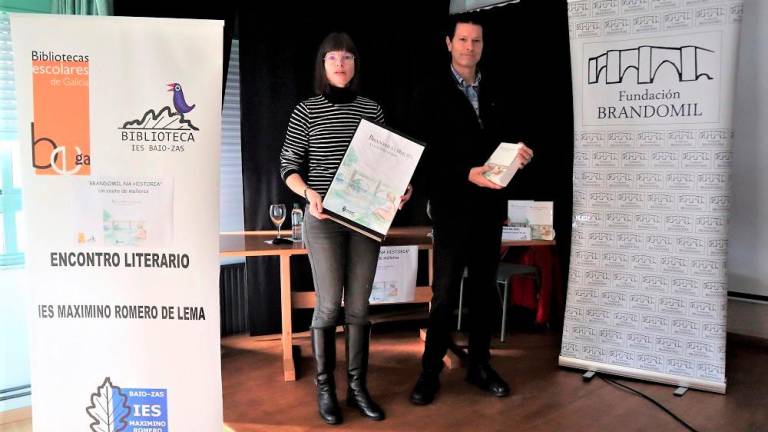Tania Carreira e Enrique Iglesias na presentación do libro no IES de Baio. Foto: IES Maximino Romero de Lema