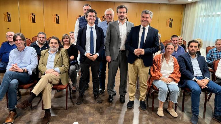 Diego Calvo (en el centro) se citó ayer con los alcaldes y portavoces del partido judicial de Santiago