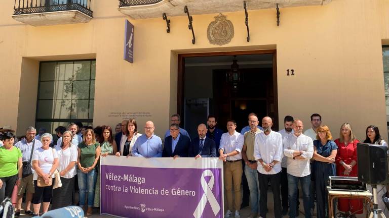 Concentración ante el Ayuntamiento de Vélez-Málaga por el crimen machista. Foto: E.P.