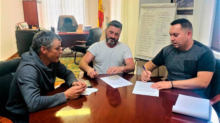 Javier Romar, á esquerda, e Iago Toba, á dereita, asinando cun dos empresarios un contrato de obras. Foto: Concello de Muxía