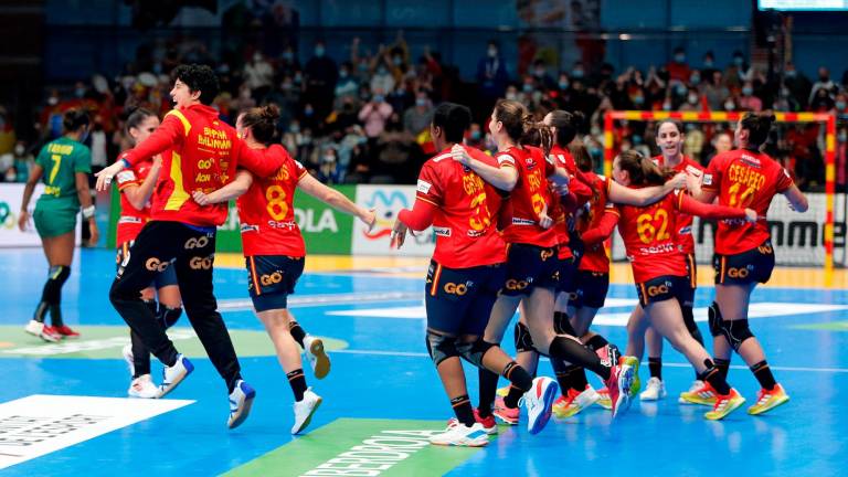 Las jugadoras de la selección española celebran su victoria. Foto: Lorenzo