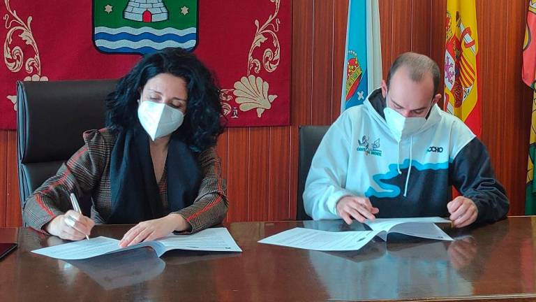 Margarita Lamela asinando o convenio co representante da AC de Baloncesto Costa da Morte. Foto: Manuel Calo
