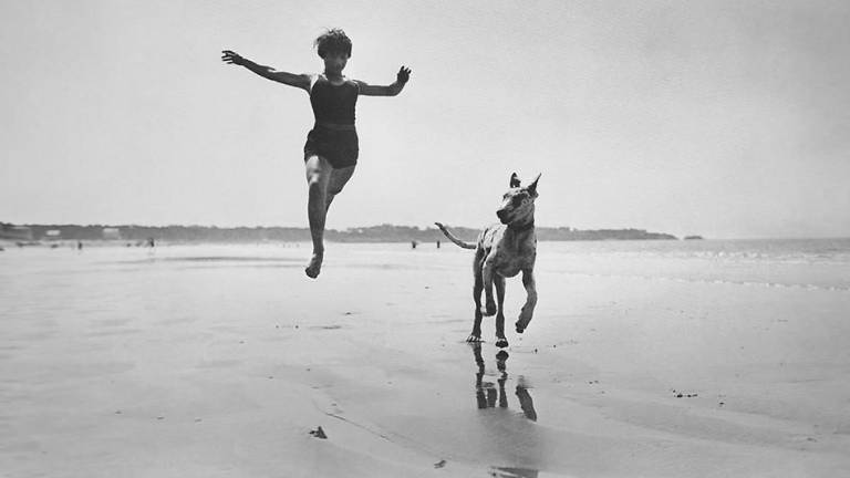 Jacques Henri Lartigue (1894-1986). Considerado el fotógrafo de la felicidad debido a que se dedicó a retratar el mundo desde el positivismo. Su elegancia y su maestría a la hora de captar escenas cotidianas, además de su dinamismo, se convirtieron en su estilo propio. (Fuente, www.xatakafoto.com)