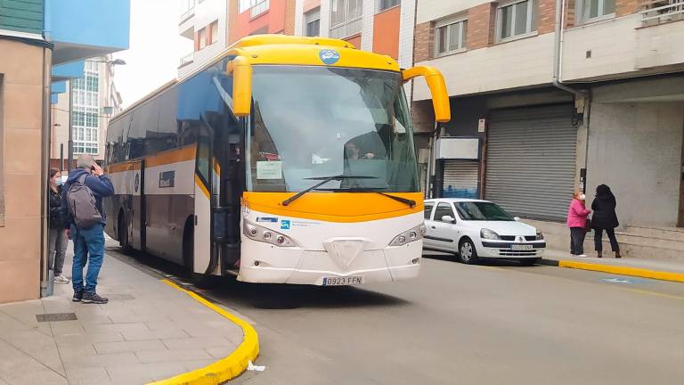 Uno de los autobuses que unen la capital de Galicia con Negreira a través de Brión. Foto: CG