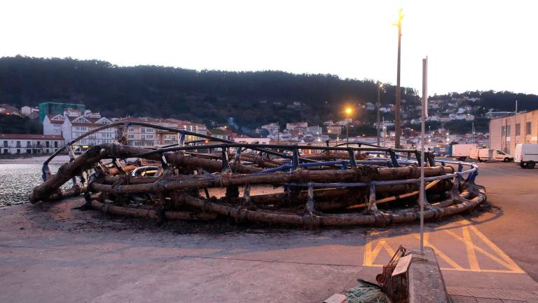 Jaulas de salmón en el puerto de Muros. Foto: Antonio Hernández