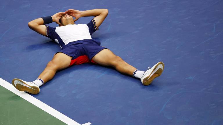 El español Carlos Alcaraz reacciona tras derrotar al griego Stefanos Tsitsipas durante su partido del quinto día del US Open. Foto: John G. Mabanglo