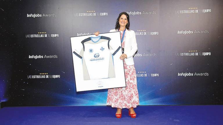 Patricia Guitián Valeiro, responsable de Formación y Selección de Gadisa retail, recogiendo el premio. Foto: Gallego
