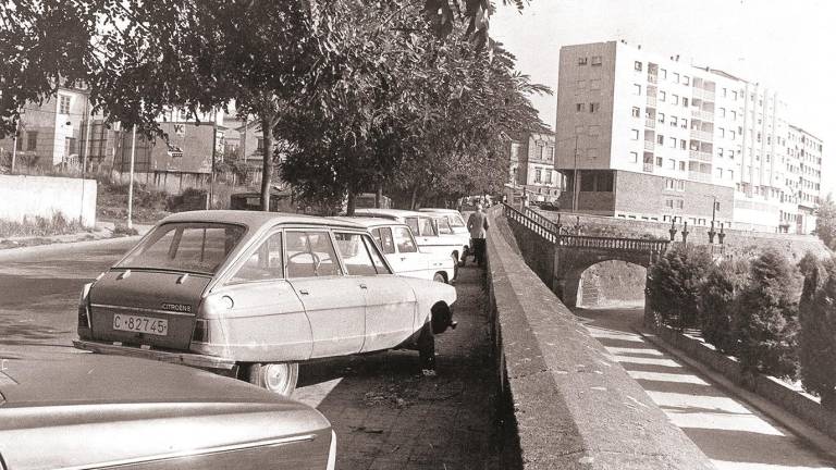 rúa dEL hórreo a finales de los 70’, cuando había vehículos aparcados en las aceras. A la derecha, la escalinata de acceso a la estación de ferrocarril