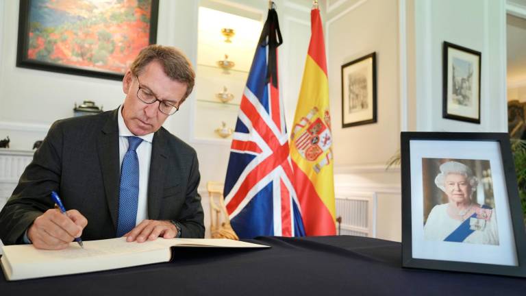 EL LÍDER DEL PP, Alberto Núñez Feijóo, ayer en la embajada del Reino Unido en España, firmando en el libro de condolencias por el fallecimiento de la reina Isabel II. Foto: E. Press