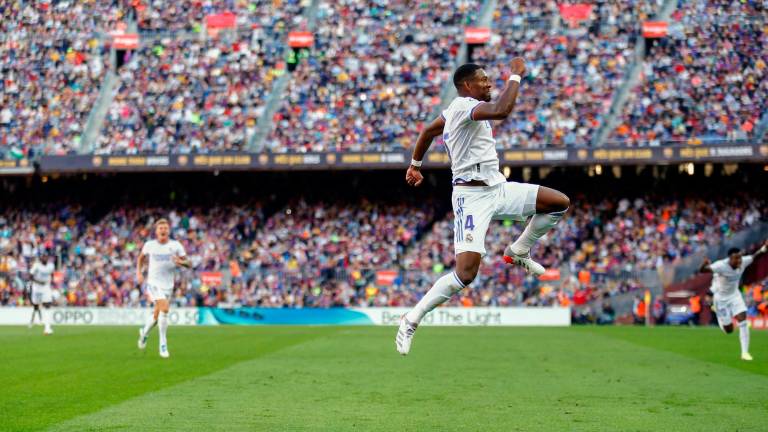 Crucial El madridista Alaba salta para celebrar el 0-1 de su equipo frente al Barcelona; fue clave. Foto: Enric Fontcuberta