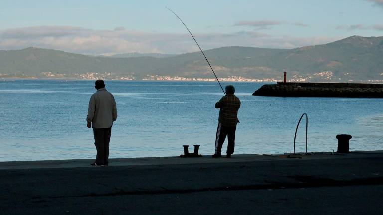 Pescadores recreativos practicando a súa afección na costa galega. Foto: Antonio Hernández