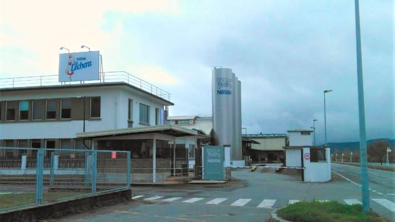 Fachada de la factoría que la empresa Nestlé posee en la localidad pontevedresa de Pontecesures y que está dedicada exclusivamente a la producción de leche condensada. Foto: Nestlé